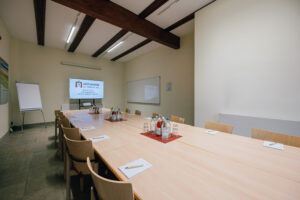 Getränke auf dem Tisch im Seminarraum Mühlenscheune