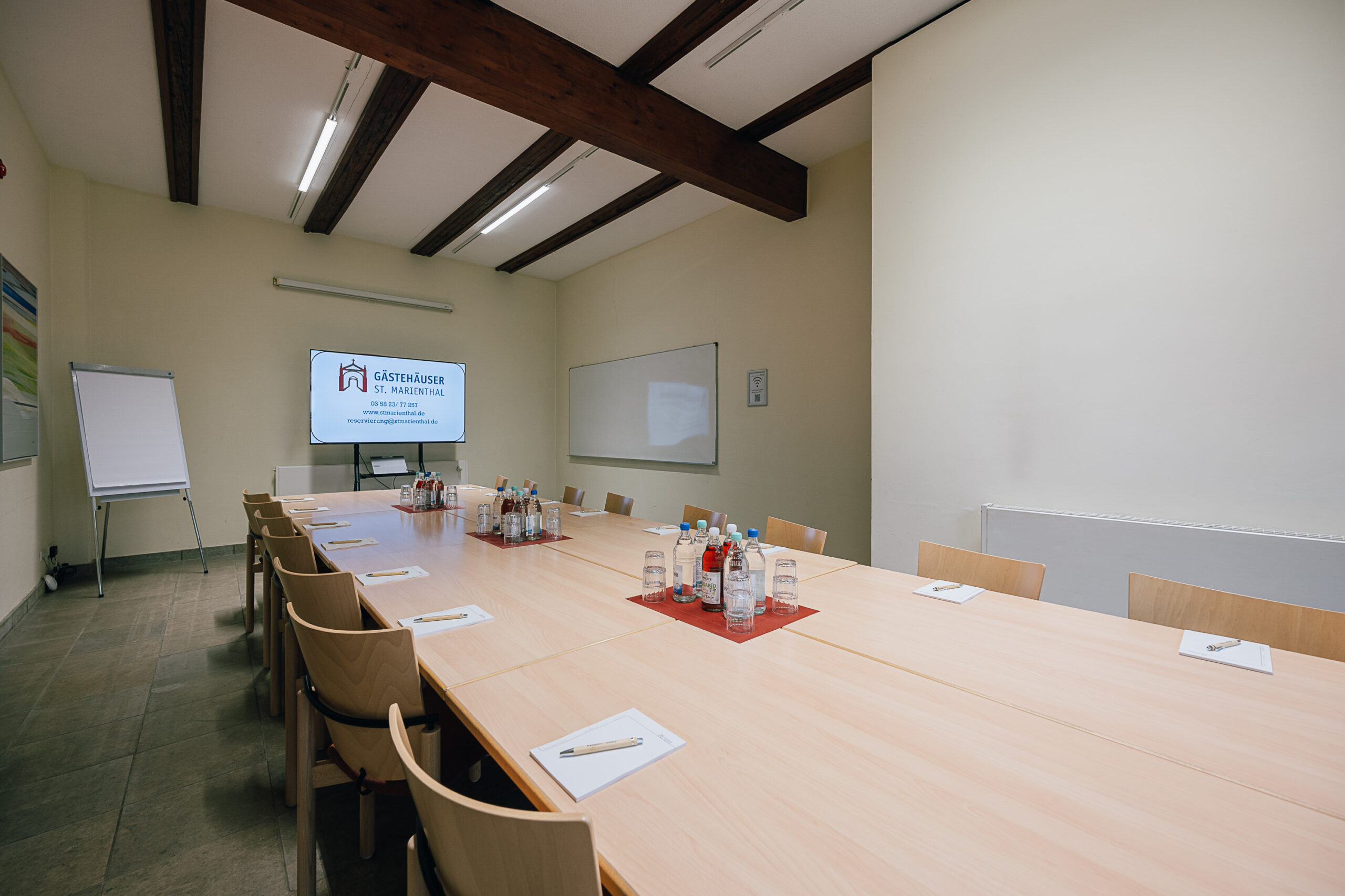 Getränke auf dem Tisch im Seminarraum Mühlenscheune