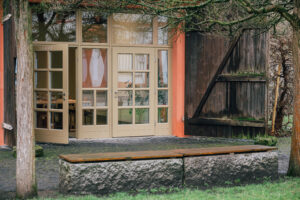 Eingang und Außenbereich Seminarraum Mühlenscheune