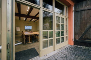 Eingang Seminarraum Mühlenscheune
