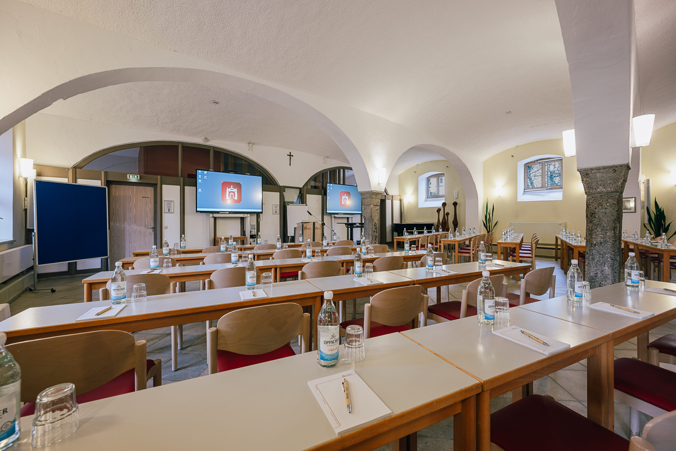 Celsa Pia großer Seminar- und Veranstaltungsraum mit Getränken und Smart TV