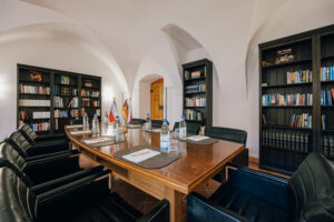 Konferenzraum mit Regalen