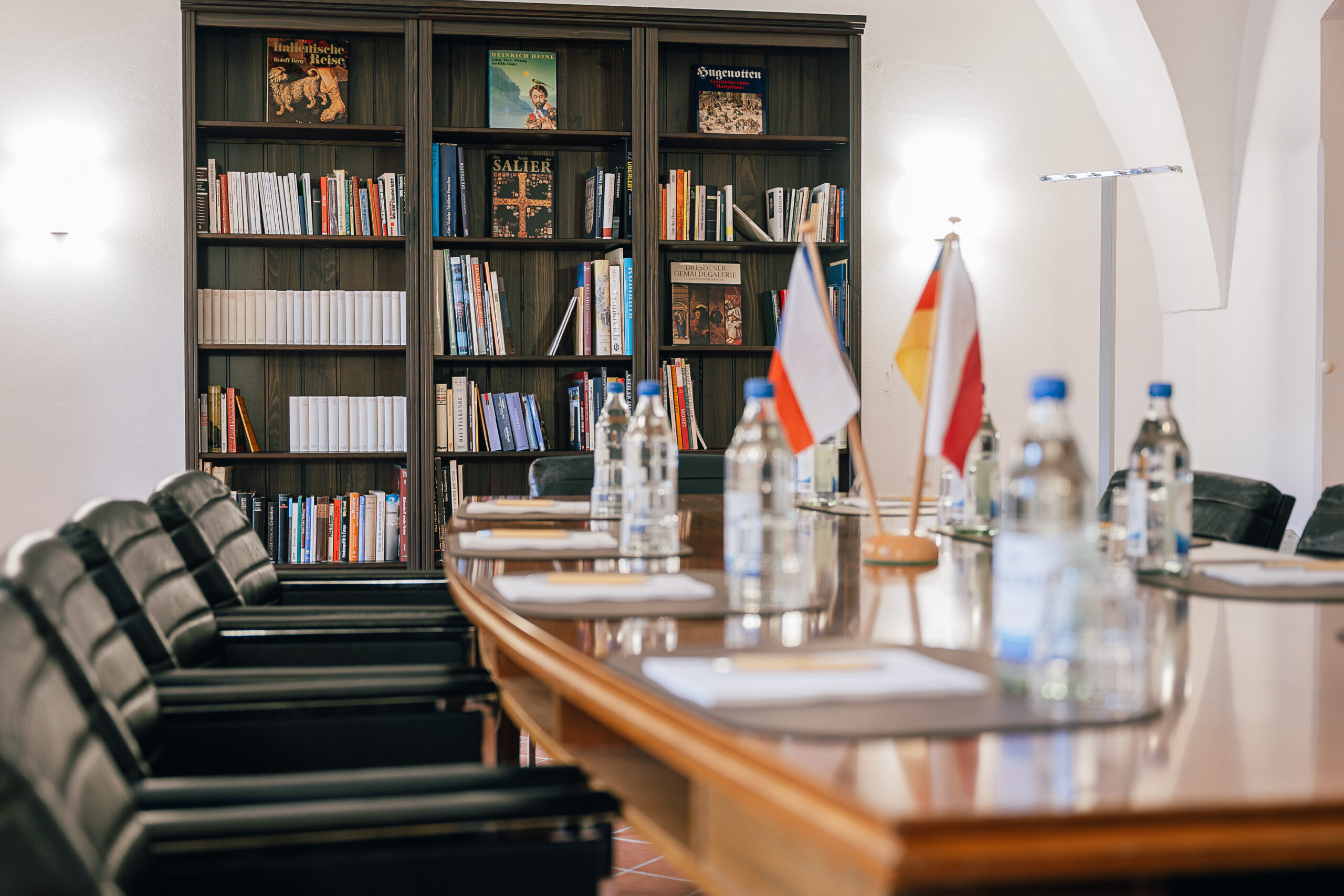 Fahnen im Konferenzraum