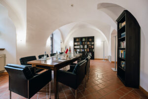 Tisch im Konferenzraum