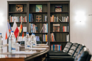 Bücherregal im Konferenzraum