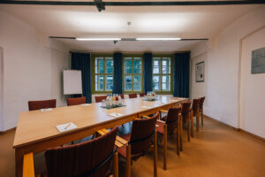 Seminarraum, Raum mit blauen Gardinen im IBZ Bild 2