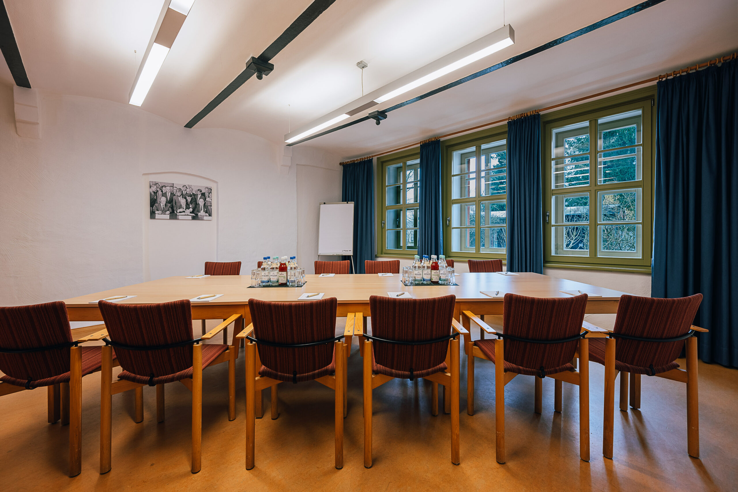 Seminarraum, Raum mit blauen Gardinen im IBZ
