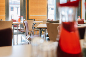 Lichtdurchfluteter Seminarraum im IBZ