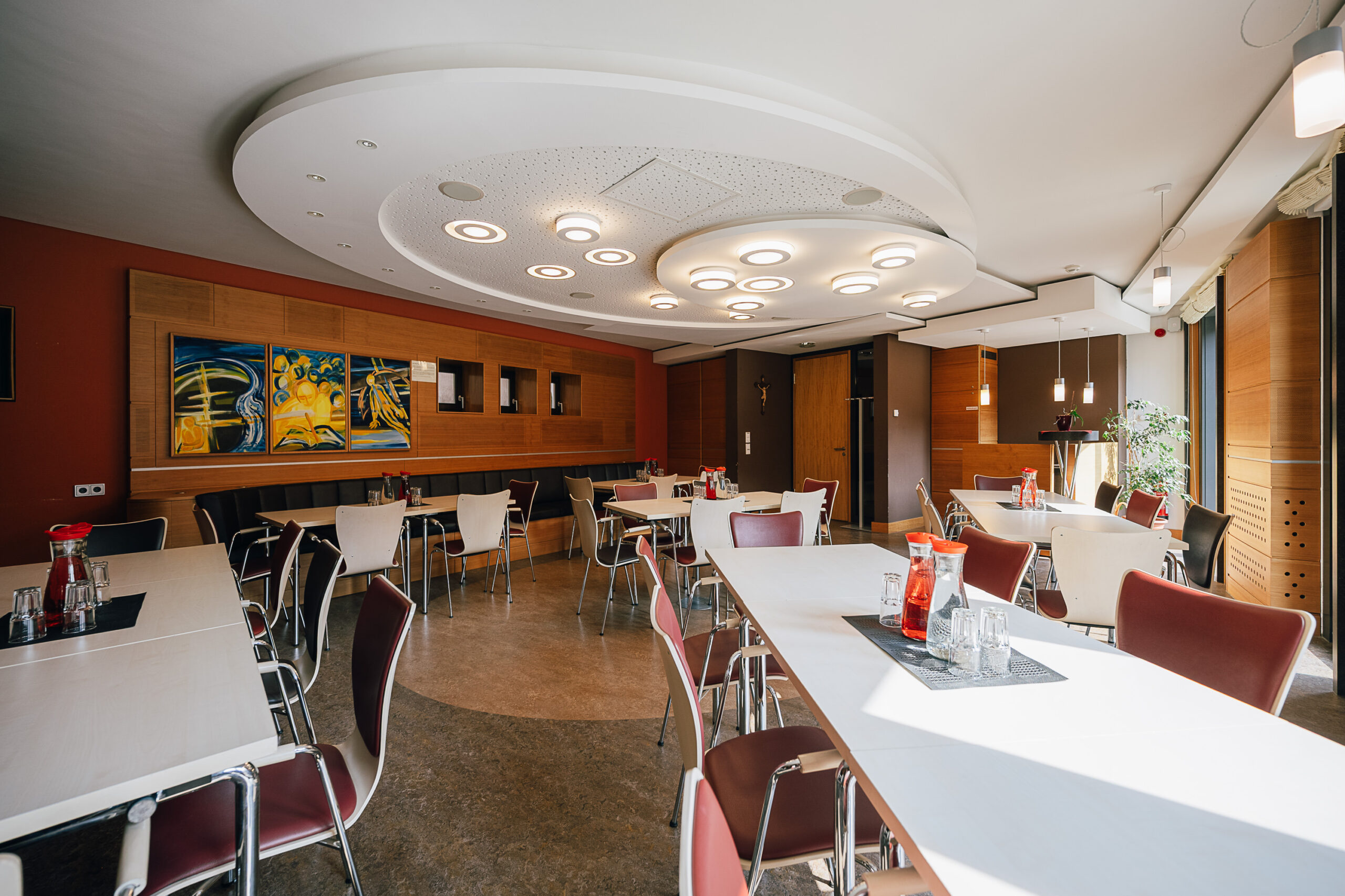 Imposante Deckenbeleuchtung im Seminarraum im IBZ 2