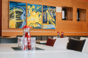 Bilder an der Wand im Clemens