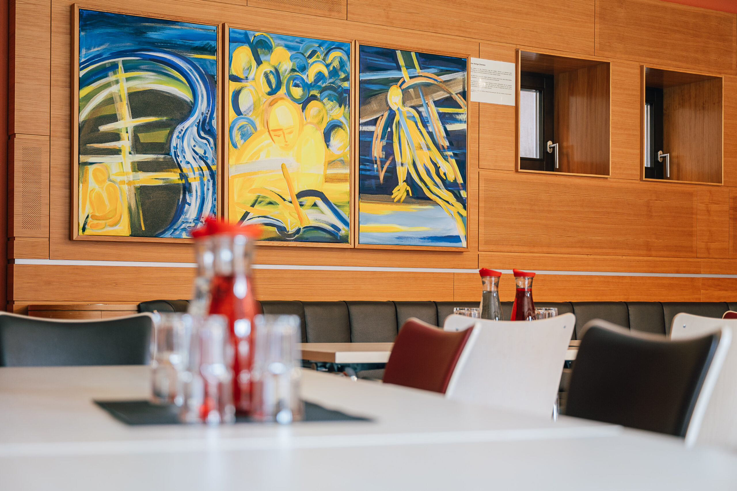 Bilder an der Wand im Clemens